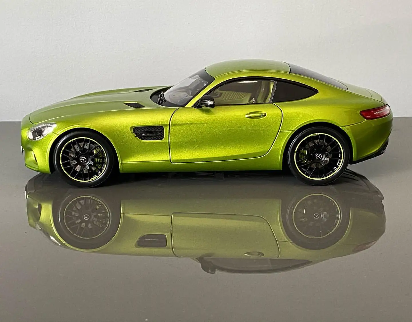 

WELLY 1:24 Mercedes-Benz AMG GTR Alloy Metal Diecast Cars Model Inital Toy Car Children Boy Toys collection toy tools Kids Gifts