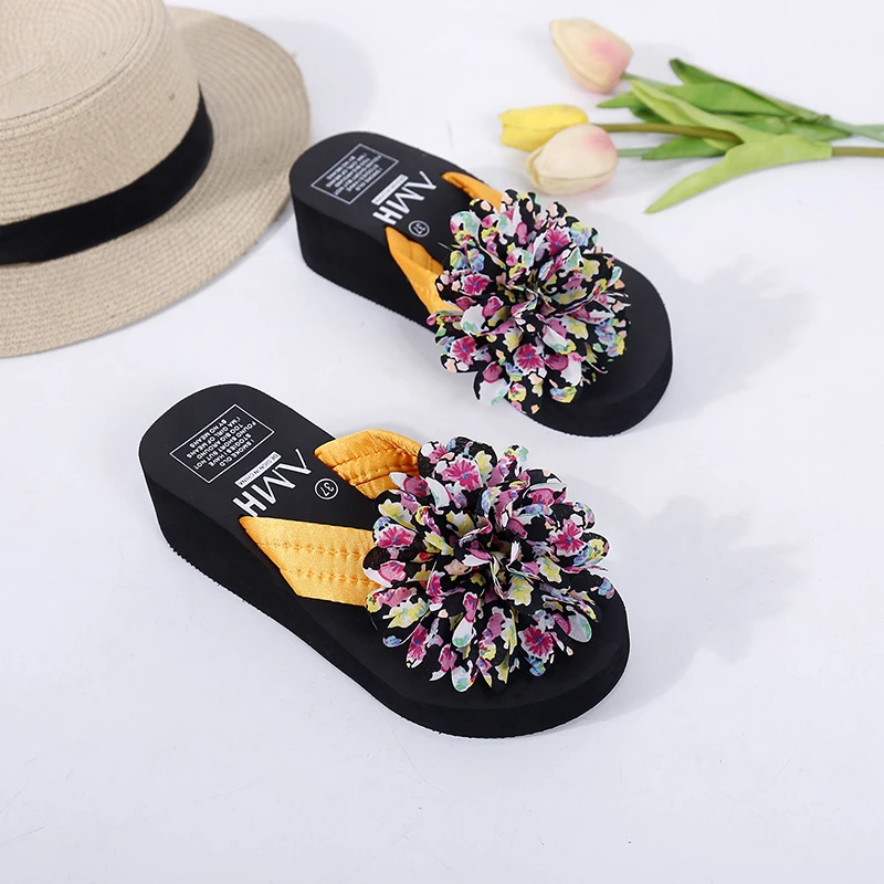 

2020 New Woman Slippers Summer Explosion Bohemian Flip Flops Thick Bottom Slope with Outdoor Beach Ultra Light Wild Slippers