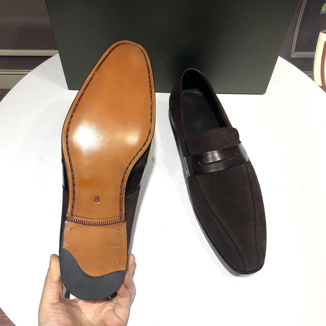 

The new pure color suede upper and v-enezia long leather lace are extended to the sole