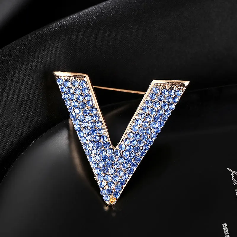 Blue Мода Темперамент V Броши с буквами Полный Стразы высококлассные женские булавки вечерние Брошь для женщин - Окраска металла: Blue