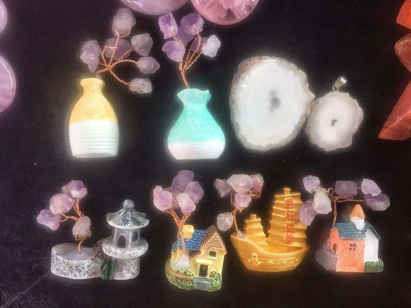 

Custom made different houses with natural amethyst gravel amethyst for home furnishings,small agate slab for pendant