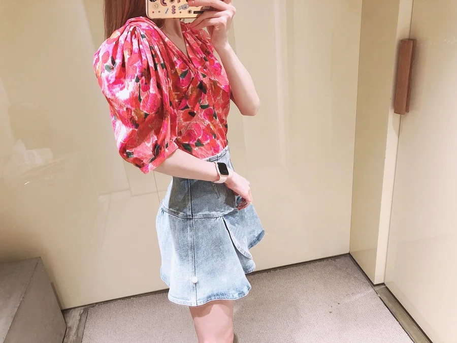 

Women Floral Shirt Short Puff Sleeve Irregular Slim Shirt Printed Pleated V-neck Female Blouse Summer 2021