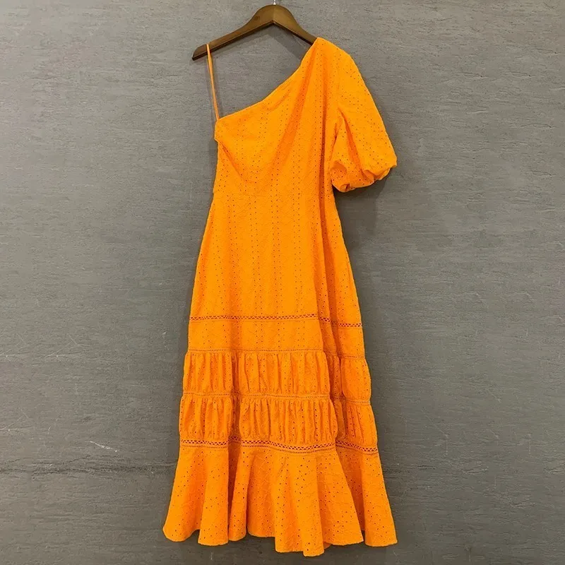 Женское асимметричное платье миди на одно плечо с косым воротником и пышными