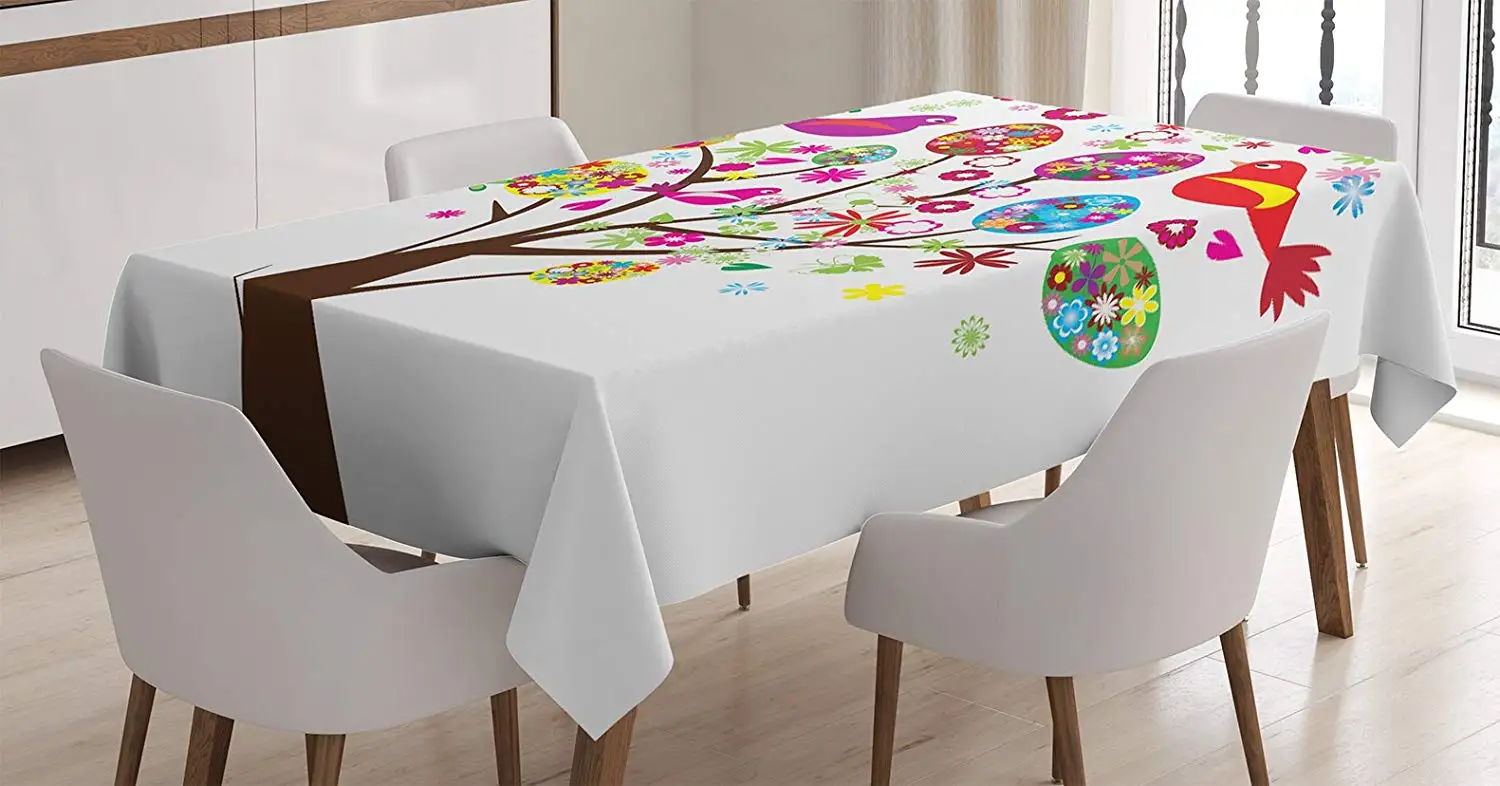 Скатерть в птицах украшенное пасхальное дерево с цветочными яйцами любовь птицы