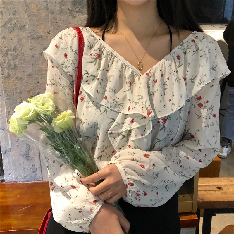 Шифоновая женская блузка с цветочным принтом рюшами на воротнике и длинным