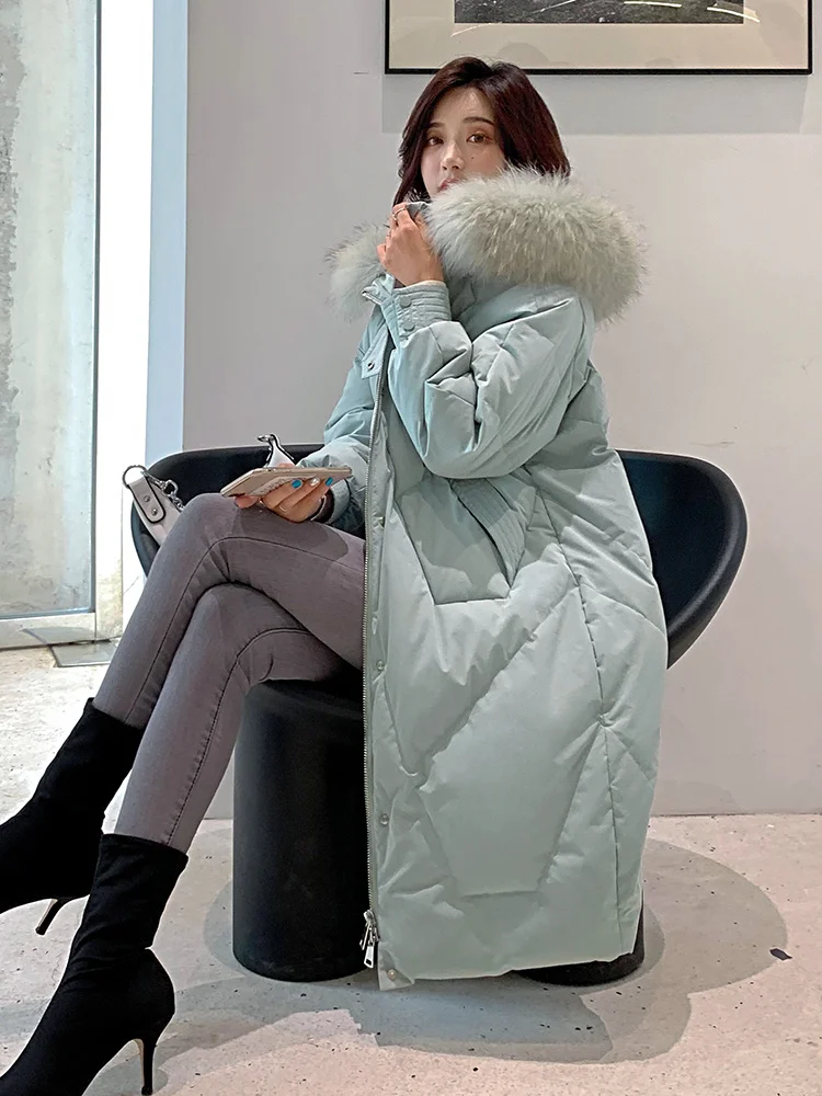 Женский зимний пуховик с капюшоном длинный белый большим воротником из меха