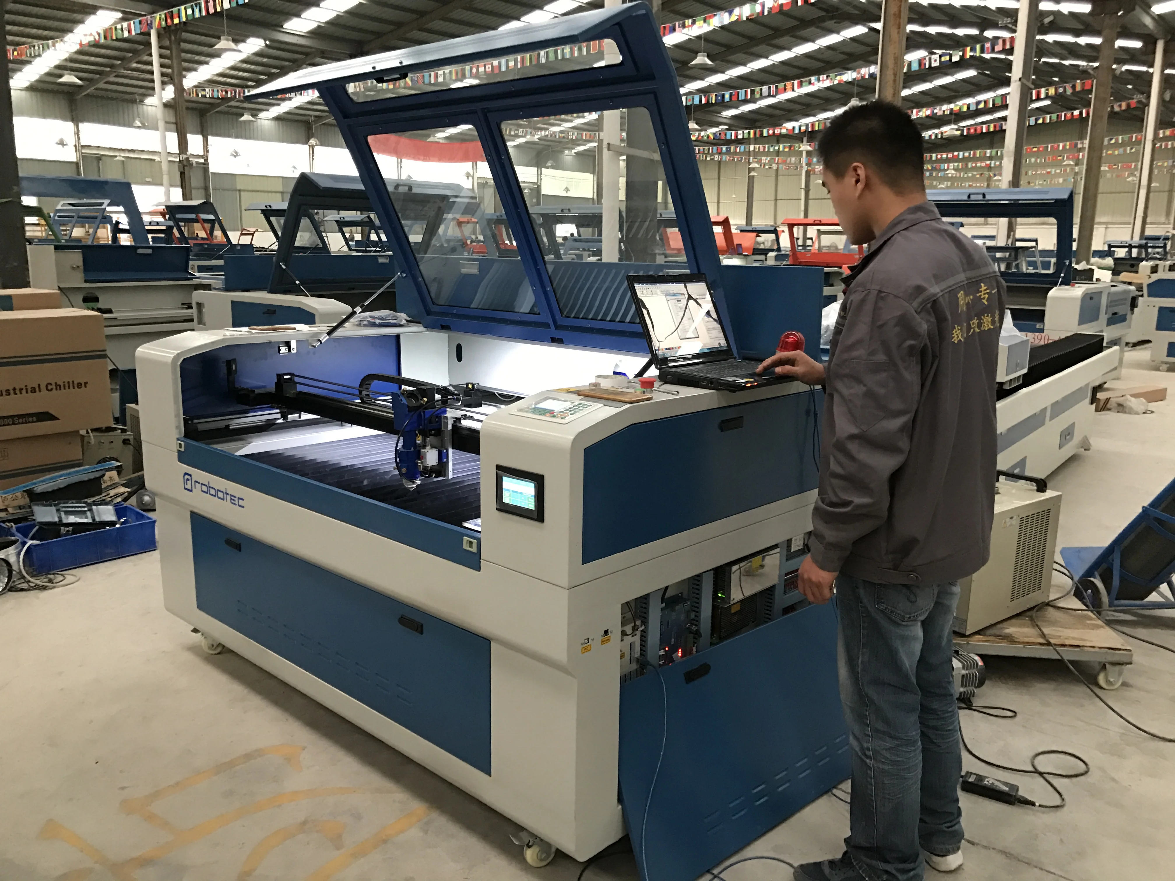 

ROBOTEC CNC metal laser cutter with cheap price, CO2 laser steel cutting machine for wood, laser iron sheet cutting machinery