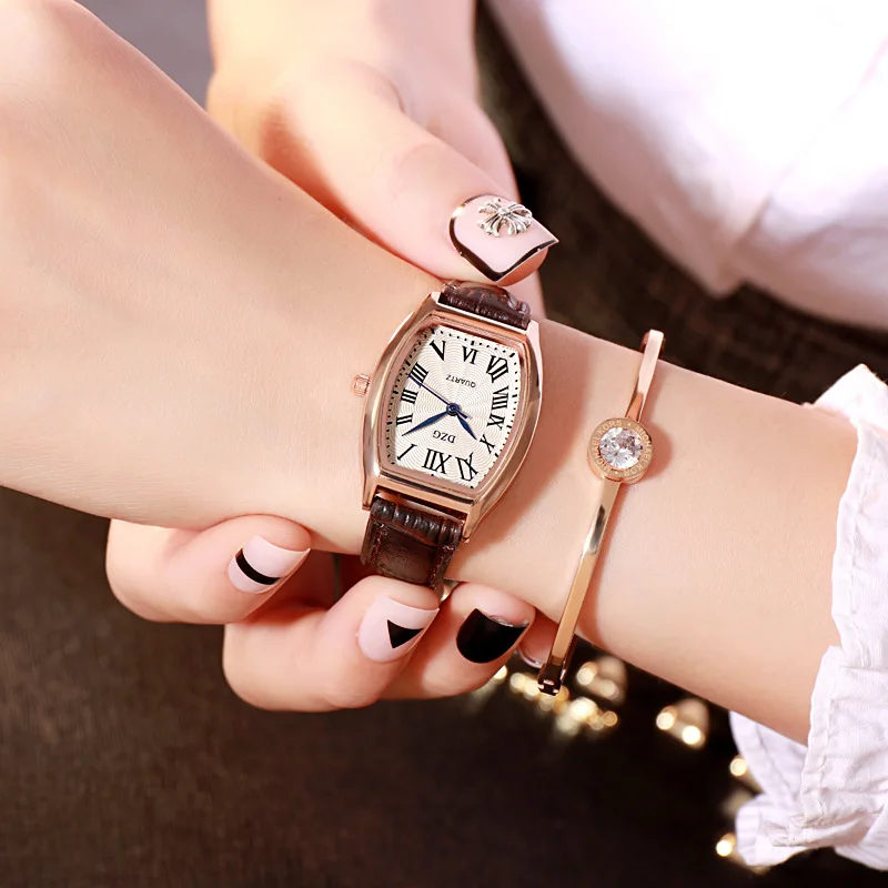 

Nice Square Dial Face Comfortable Soft Leather Watch Unisex Student Watch Quartz Watch Personality Big Roman Ladies Watch
