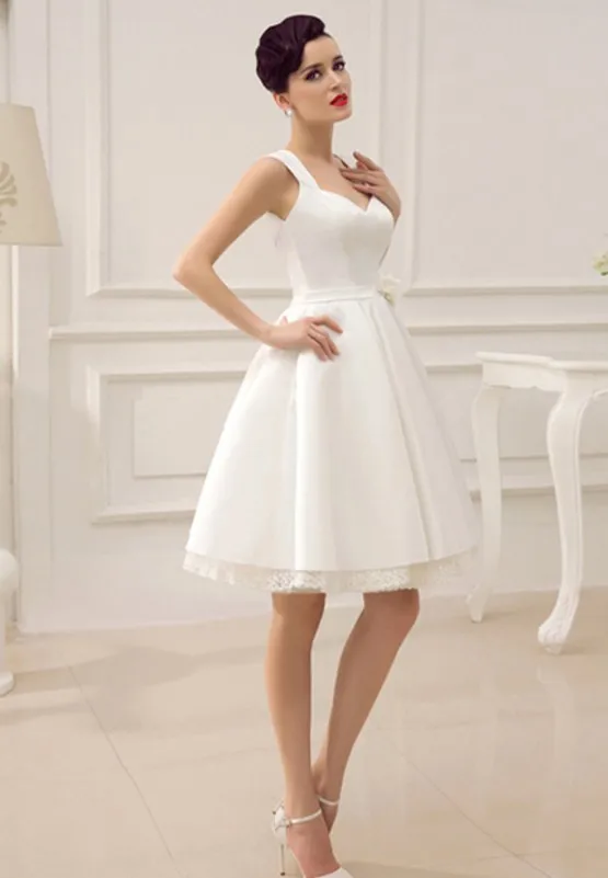 Платье свадебное атласное короткое с открытой спиной и цветочным поясом |