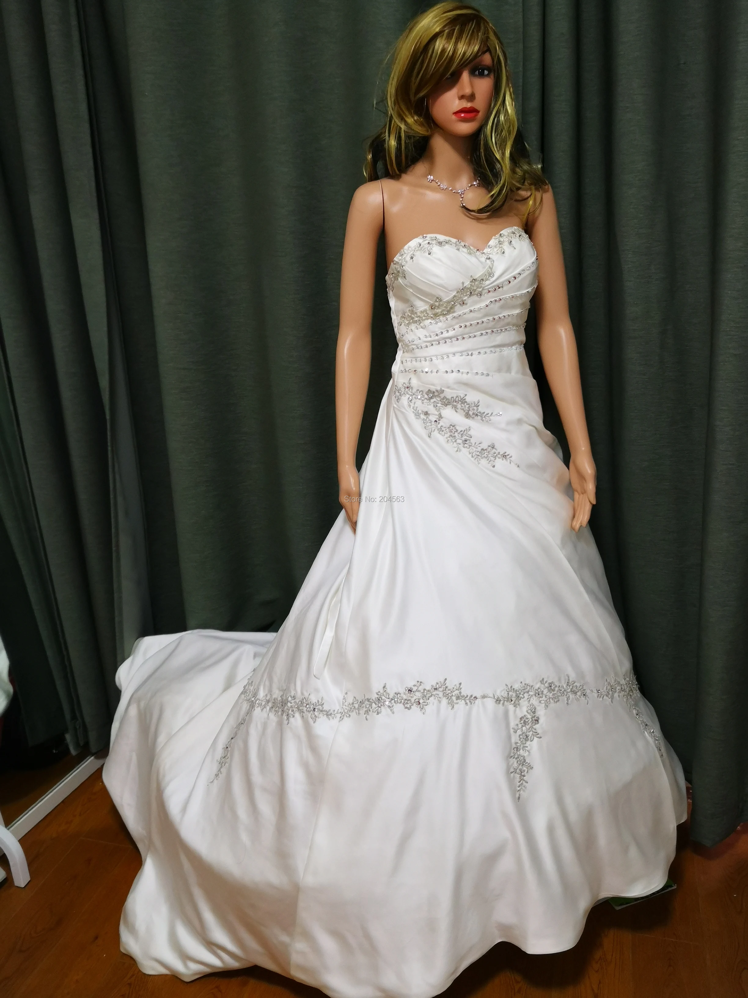 В наличии ТРАПЕЦИЕВИДНОЕ атласное свадебное платье с аппликацией потрясающее