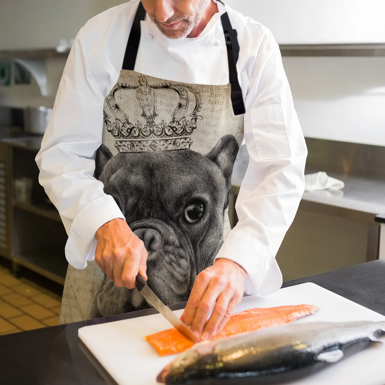 Смешной фартук собака породы бульдог носить Ретро Корона старая газета Кухонные