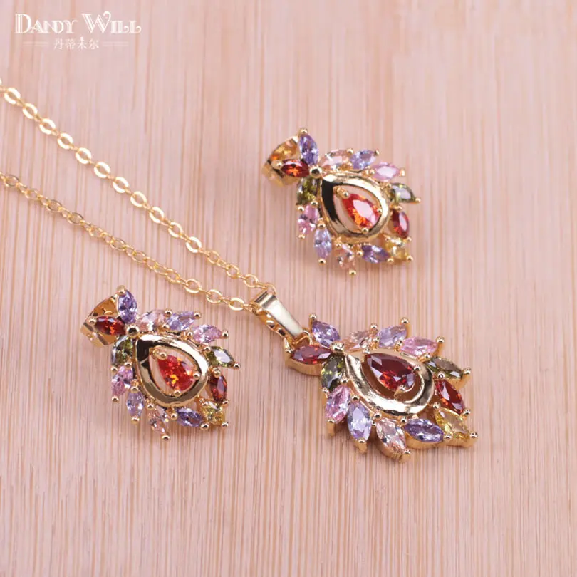 Набор ювелирных украшений золотого цвета искусственная