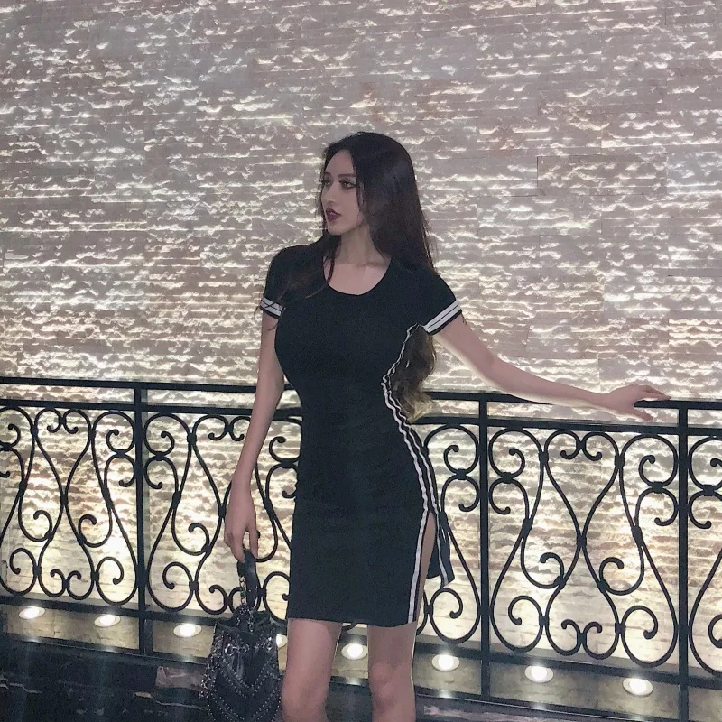 Женское вечернее платье облегающее в полоску с коротким рукавом и разрезом