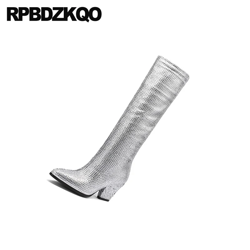 Женские сапоги до колена серебристые дизайнерские на высоком массивном каблуке с острым носком и