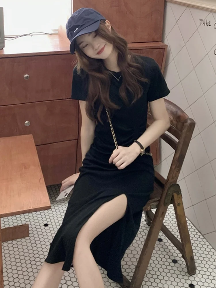 Однотонное женское платье черное платье-футболка летнее приталенное с разрезом