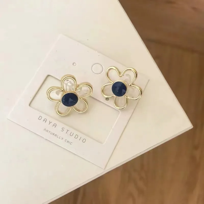 Минималистичные темпераментные прозрачные серьги в форме цветка с глазурью