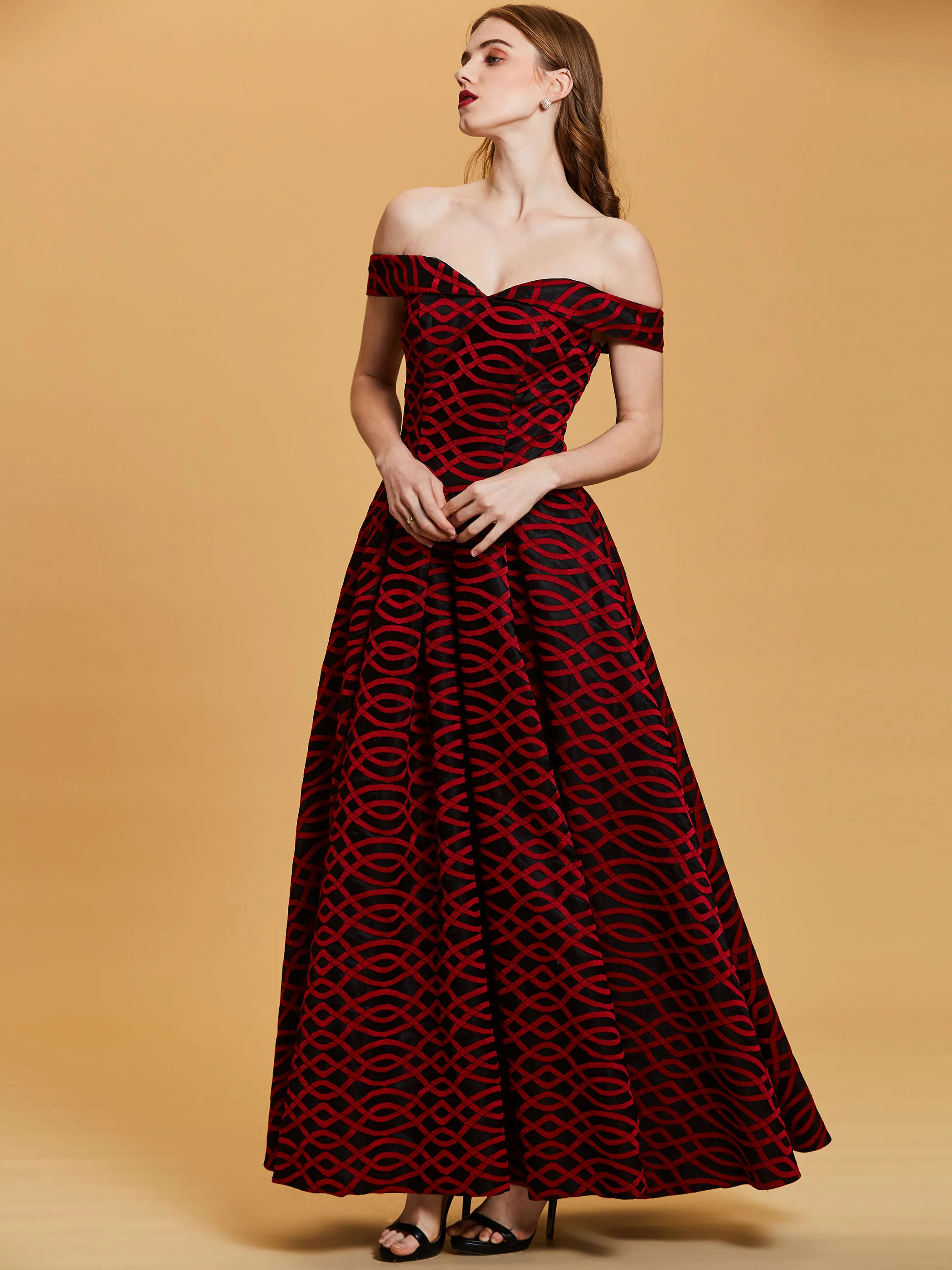 Женское длинное вечернее платье на молнии с открытыми плечами красные