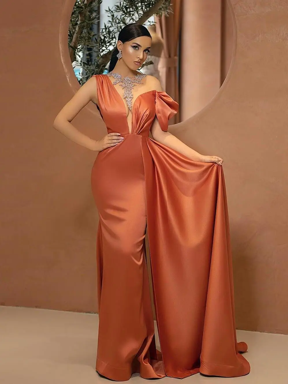 

2022 Elegant Orange Mermaid Evening Dresses Illusion Sheer Neck Crystal Beading Prom Dress Satin Celebrity Runway Fashion Gowns