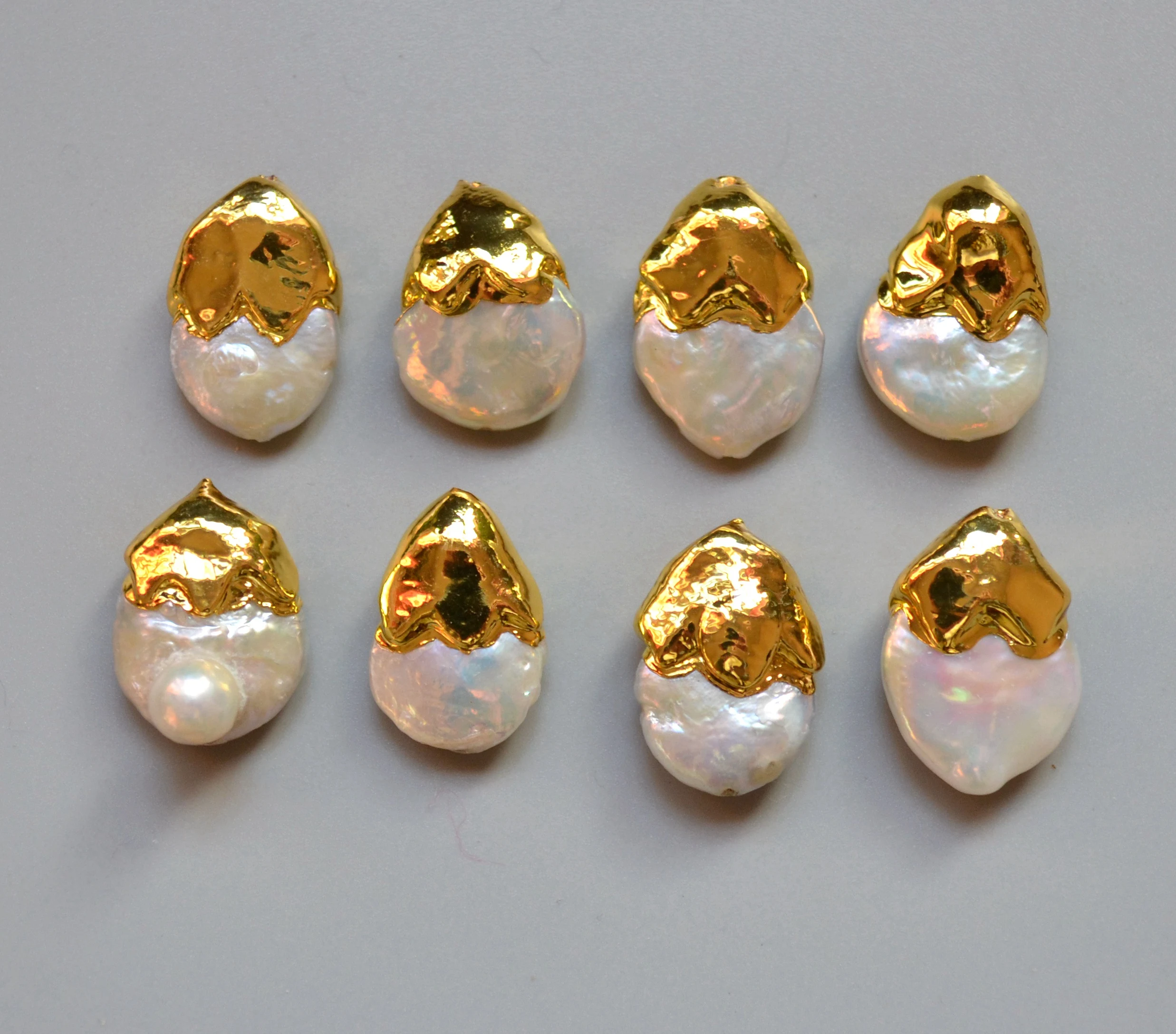 Подвеска из натурального пресноводного белого жемчуга с позолоченными краями