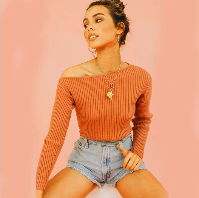 Женский Осенний теплый свитер с вырезом-лодочкой и открытой спиной облегающий