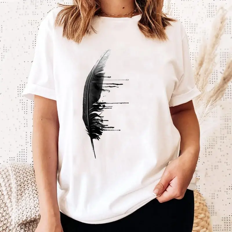 

Футболка женская с принтом перьев, винтажная Модная Повседневная рубашка с коротким рукавом, с акварелью, топ с графическим принтом