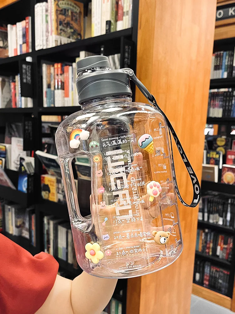 

Большая емкость, женская летняя сетчатая красная портативная градуированная чашка, спортивное пластиковое ведро, летнее тоннное ведро, чай...