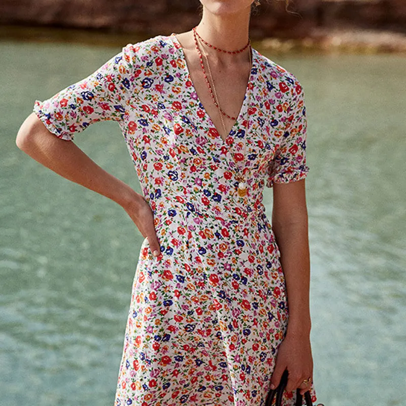 

Женское шелковое платье с V-образным вырезом и принтом