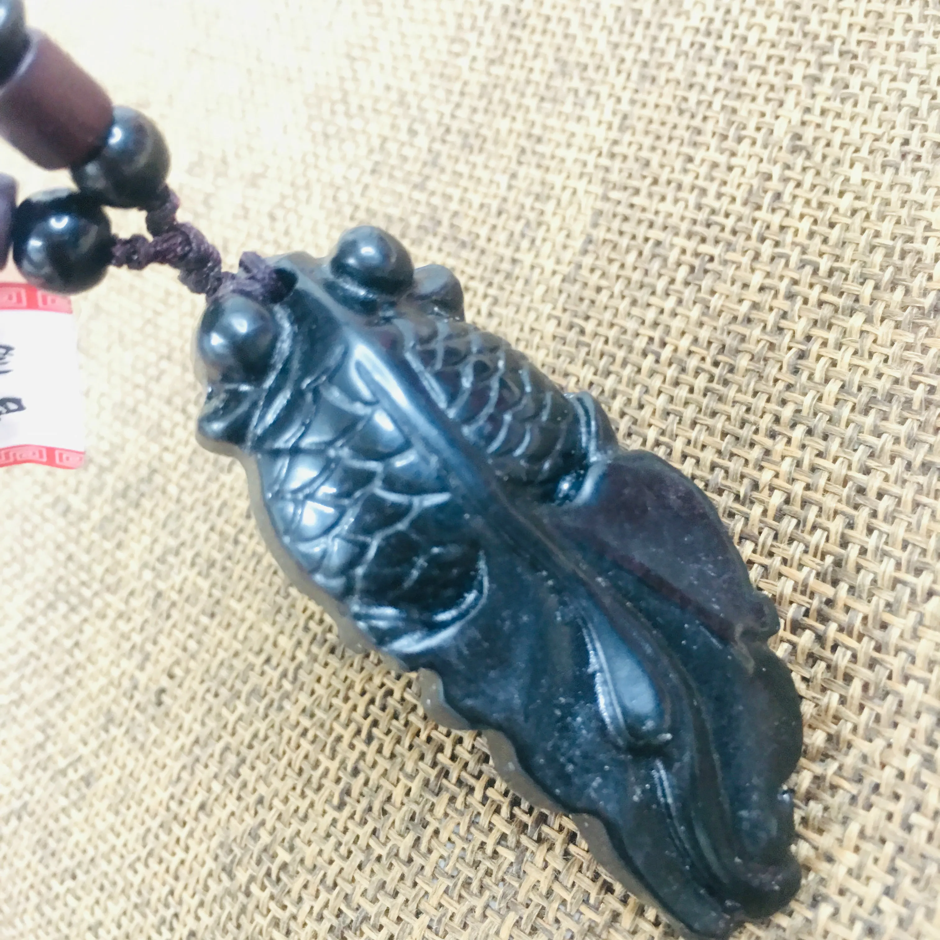 Ожерелье с подвеской в виде золотой рыбки ручной работы из натурального черного