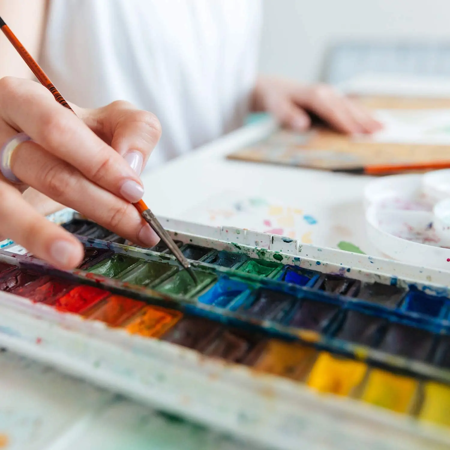 какой краской пользуются художники. живопись масляными красками. палитра для красок. акриловые краски. какой краской пользуются художники.