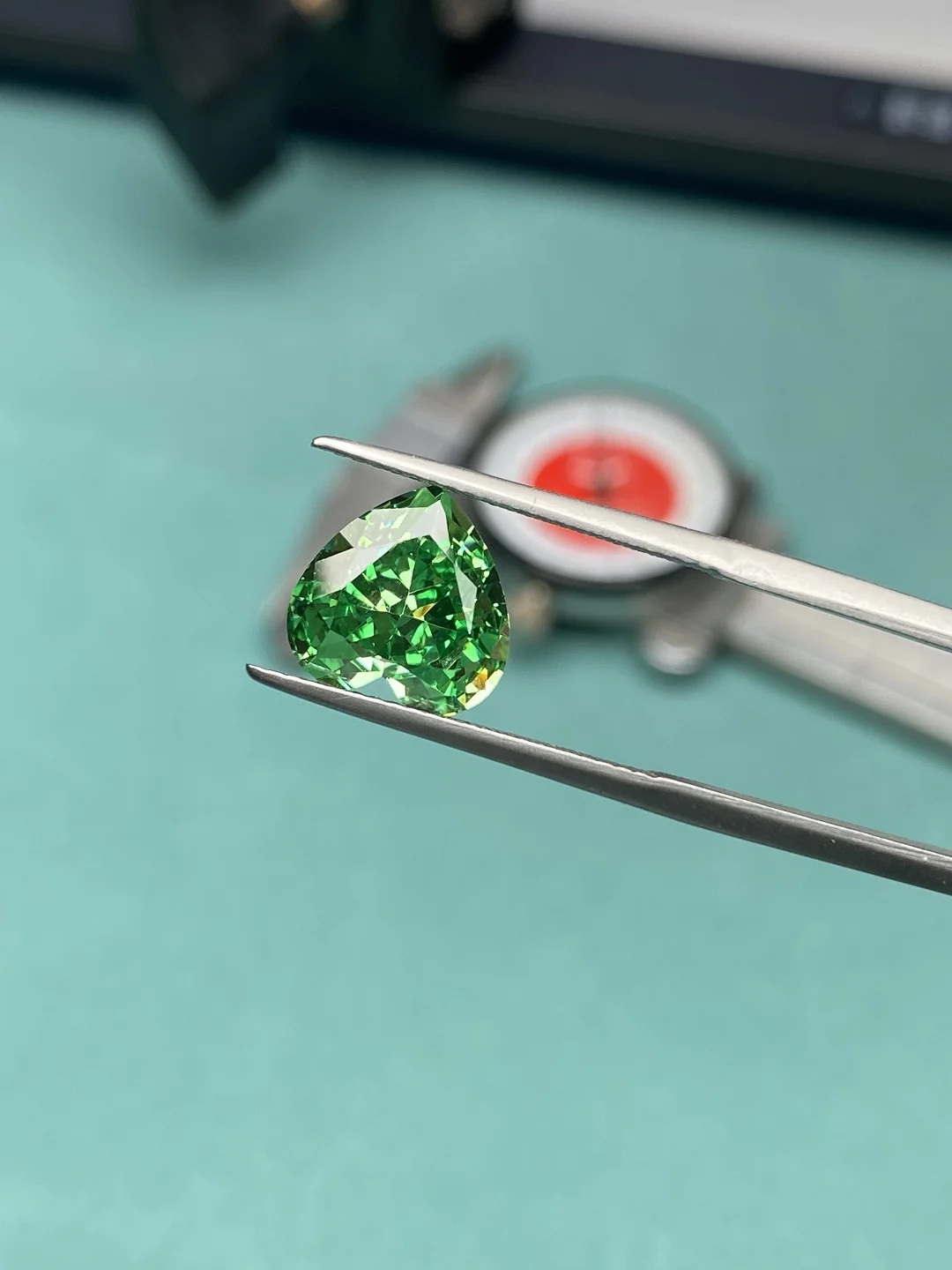 

Pirmiana Crushed Ice Cutting Heart Shape Emerald Green Color CZ Gemstone for Diy Jewelry Rings Earrings Necklaces Making