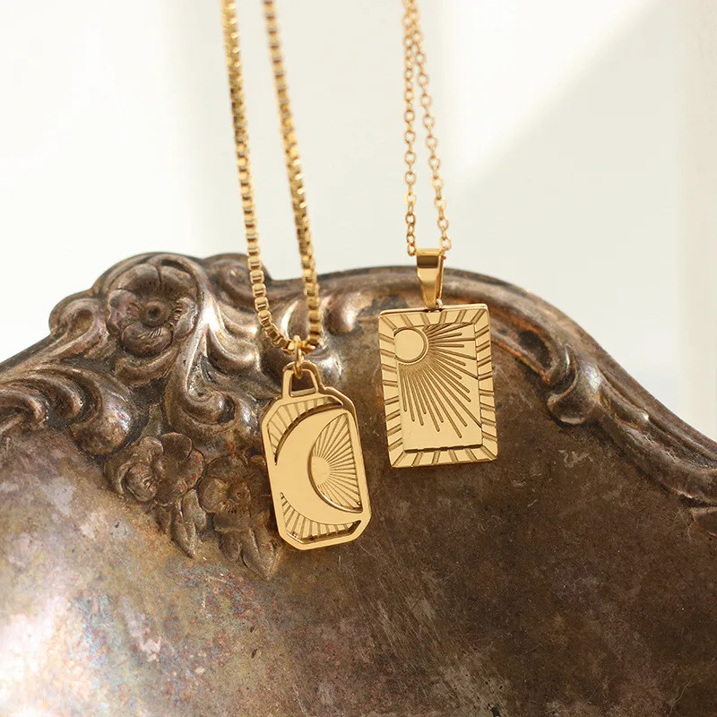 

2021 New Europe and America Fashion Couple Square Sun Moon Pendant Necklace Fashion Couple Sweater Chain Lover Necklace Jewerly