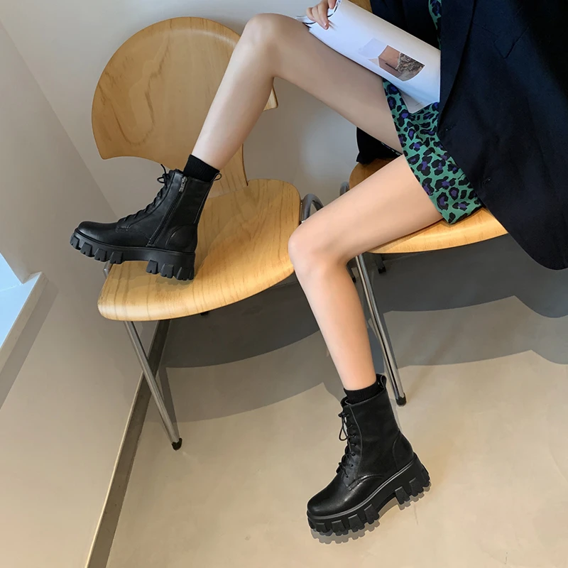 

2020 autumn winter new handsome locomotive boot female versatile thin thin boot fashion thick heel Martin boot X558