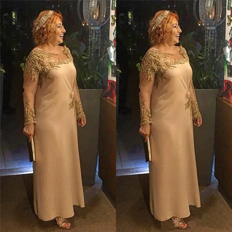 Простое облегающее платье для мамы невесты с аппликацией круглым вырезом