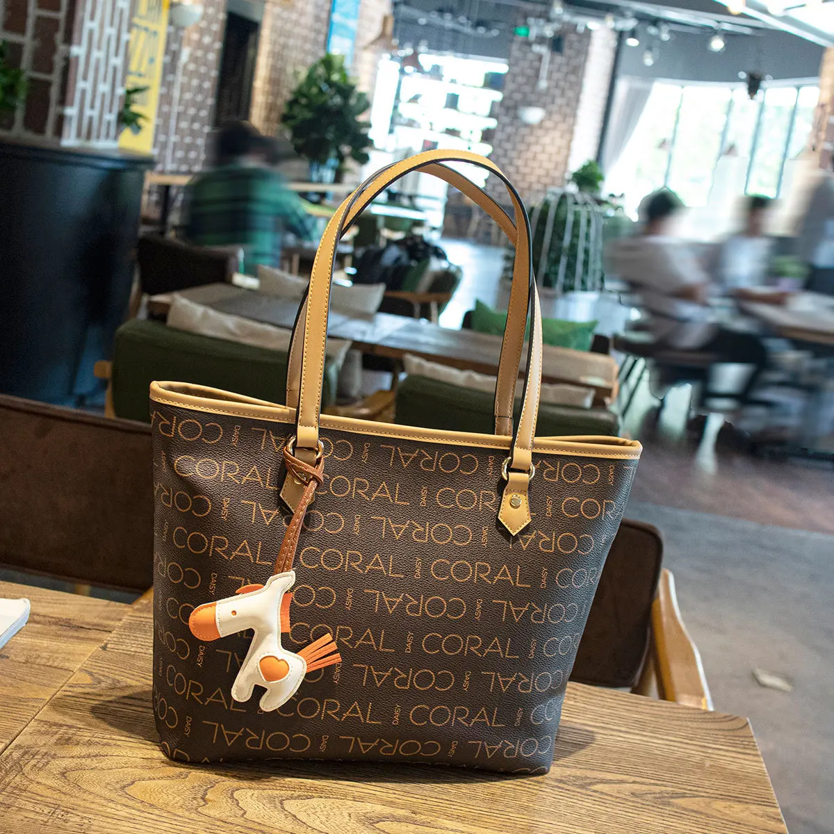 

Женские повседневные сумки для покупок с буквенным принтом, новинка 2021, модные роскошные дизайнерские брендовые кошельки и сумочки