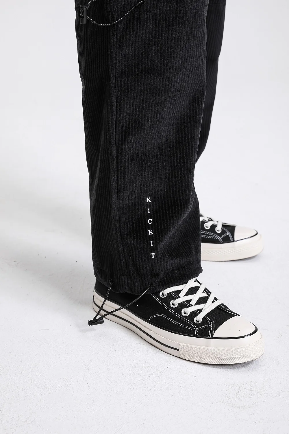 Брюки мужские вельветовые прямые с вышивкой и поясом на резинке