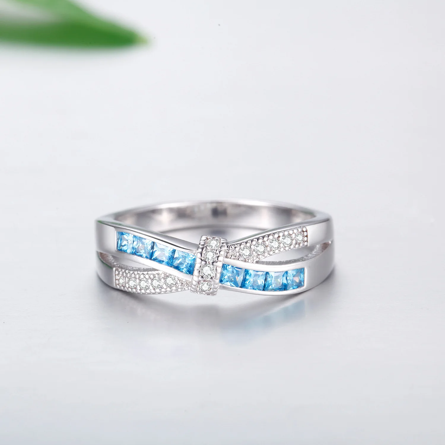 Изысканные обручальные кольца из белого золота с перекрывающимся бантом и