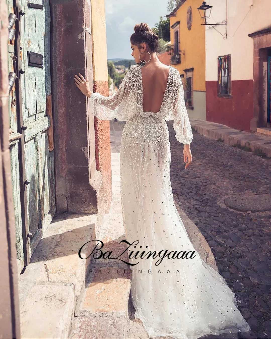 Элегантное соблазнительное вечернее платье с длинными рукавами цельнокроеное