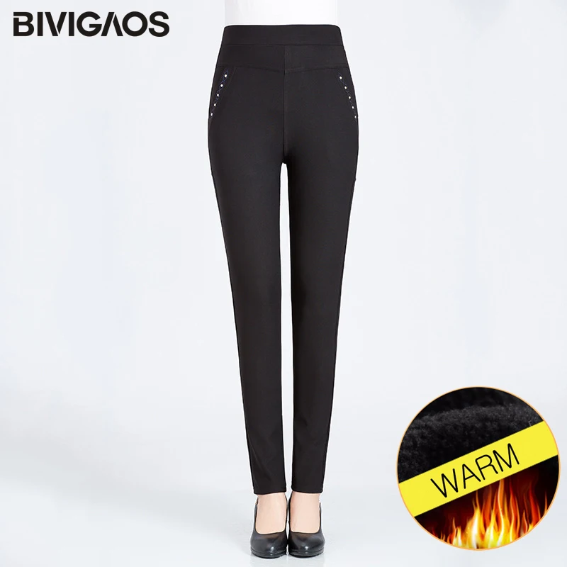 Black-velvet BIVIGAOS зимние Бархатные Теплые повседневные штаны-шаровары для женщин среднего возраста карманная Серебряная заклепка Эластичные Брюки Большие размеры брюки для мам - Цвет: Black-velvet