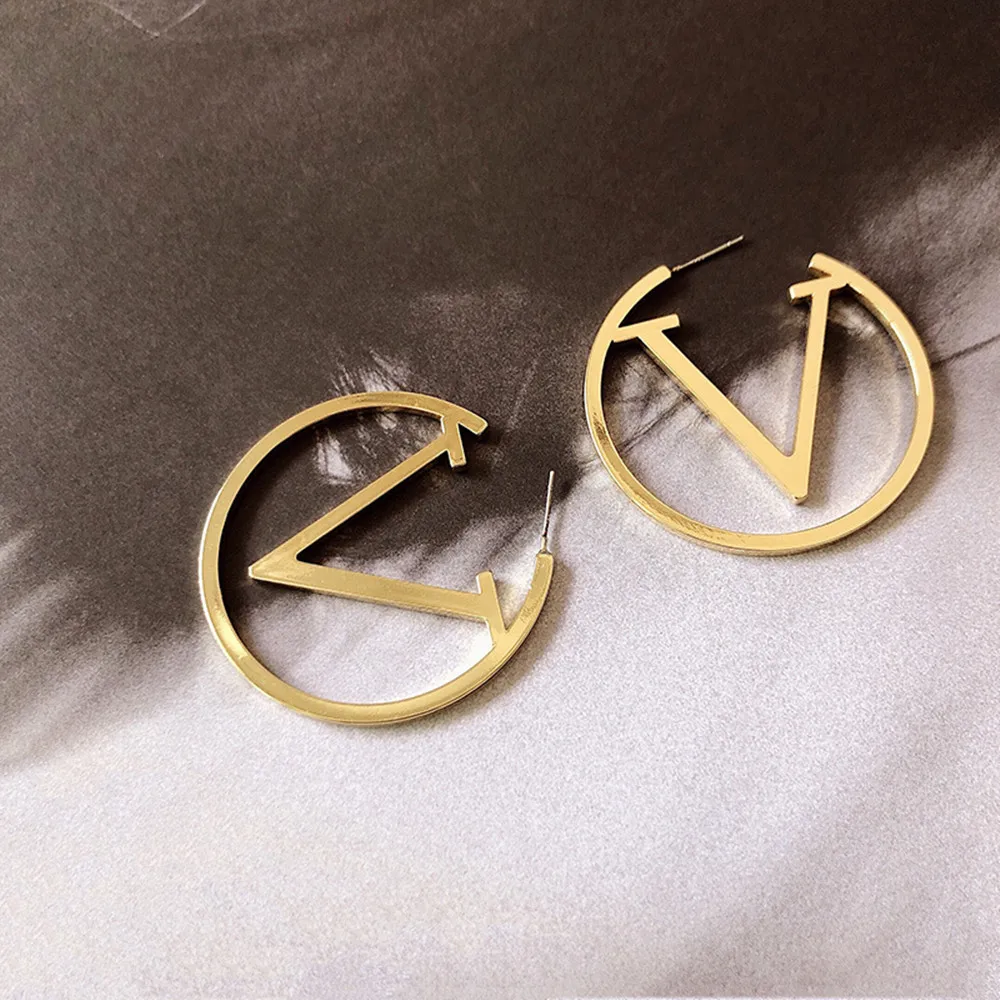 Новые асимметричные металлические серьги кольца с буквами V для женщин корейские