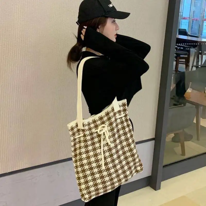 

2020 Spring, Autumn and Winter New Wool Knitted Bag Woolen Plaid Women's Shoulder Bag All-match College Student Special Bag