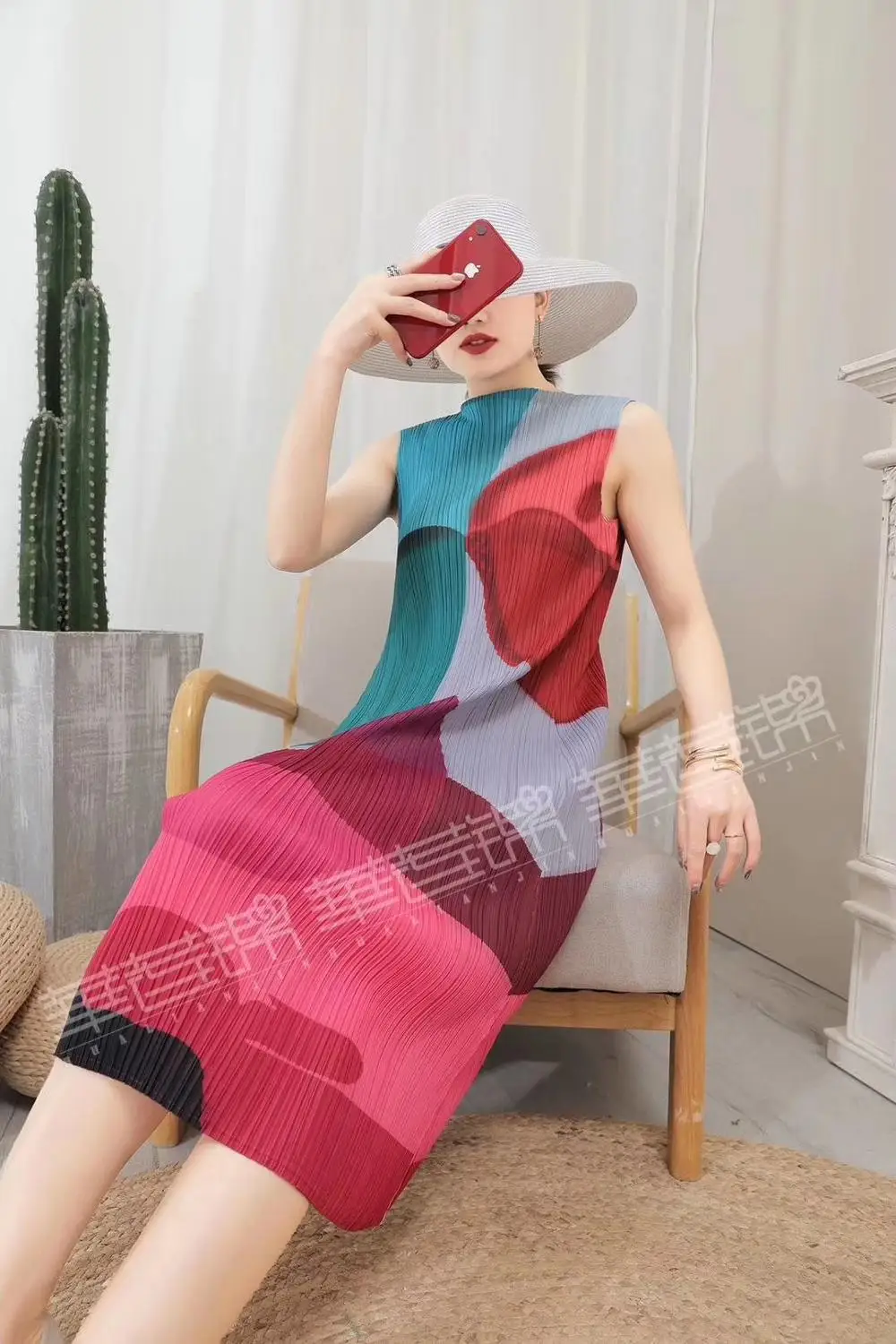 Лидер продаж модное платье со складками с круглым вырезом без рукавов