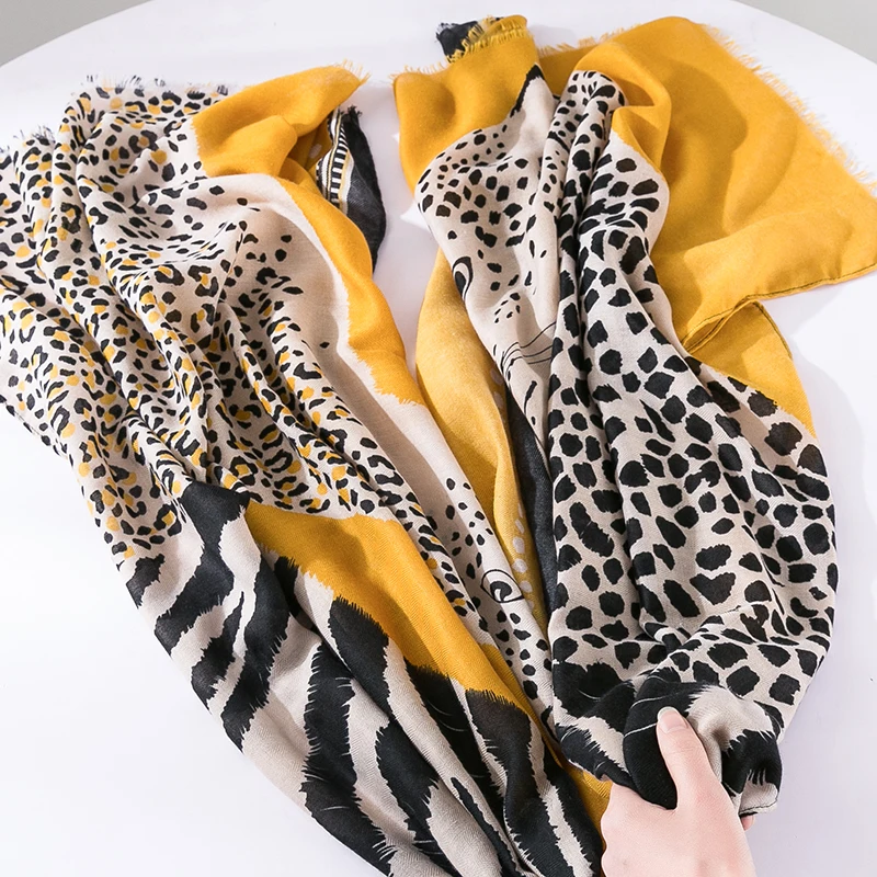 

2023 New Fashion Women Cotton Scarf Lovely Leopard Pattern Beach Hijab Shawls and Wraps Female Foulard Echarpe Designer 180*90Cm