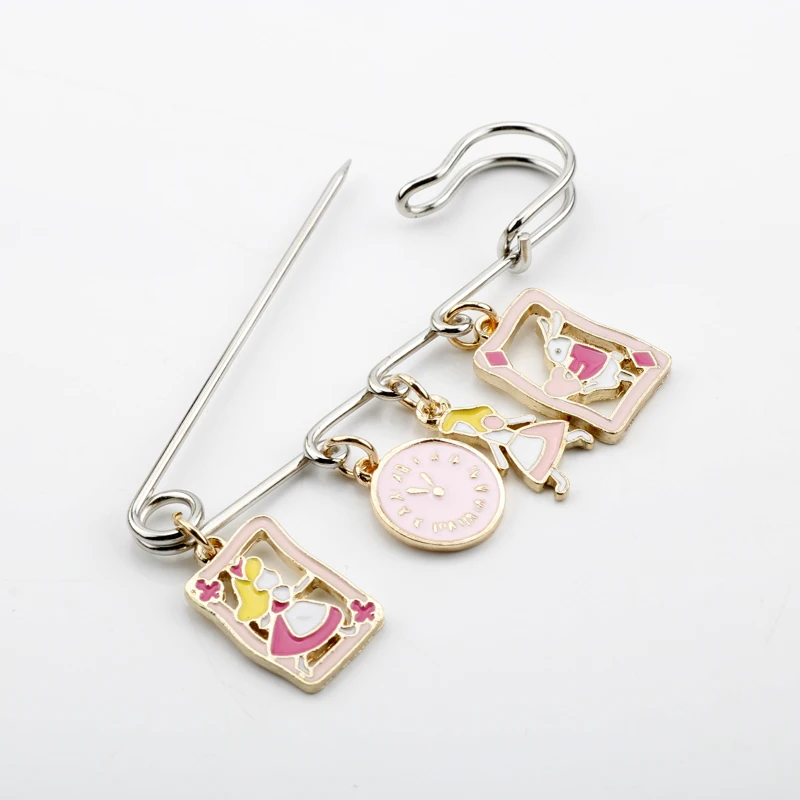 Металлические броши с изображением Алисы |