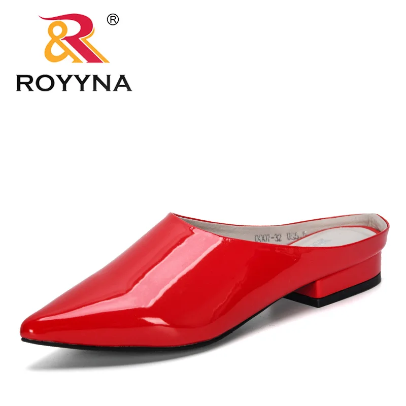 Женские пляжные шлепанцы ROYYNA Повседневные тапочки из кожи низкий каблук