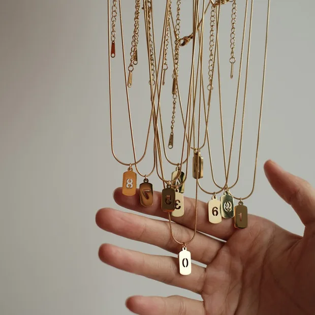 Цепочка-чокер золотистая с подвеской в виде букв и цифр | Украшения аксессуары