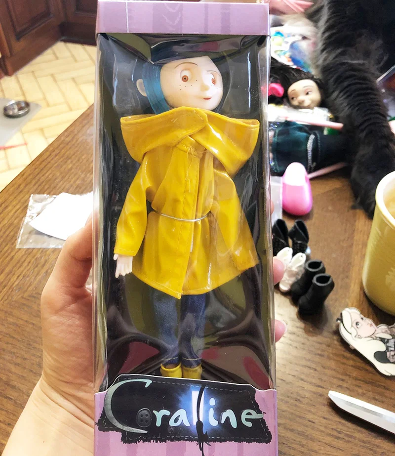 Фигурка NECA Coraline с желтым дождевиком игрушка кукла подарок на Рождество детский