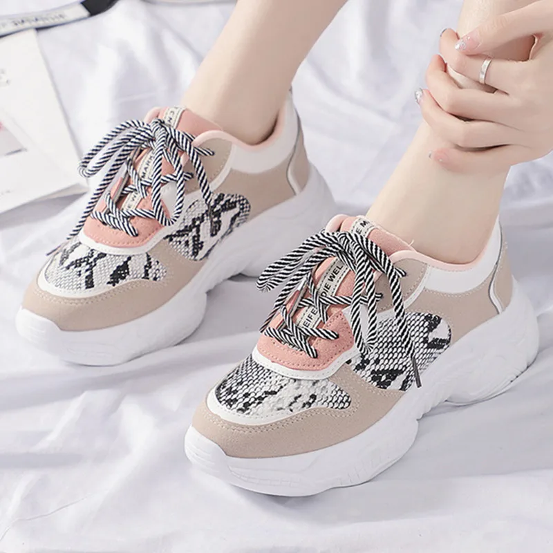 Женская обувь кроссовки Осенняя повседневная на плоской подошве со змеиным