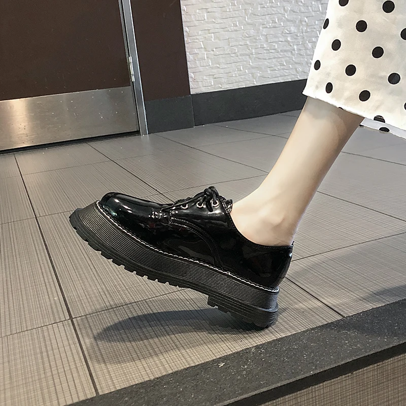 Брендовая женская обувь на платформе толстой мягкой подошве черные лоферы с