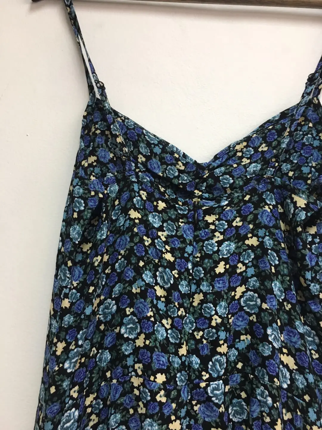 

Spring / Summer 2020 New Dress Vintage V-neck Strap Sexy Midi Dress