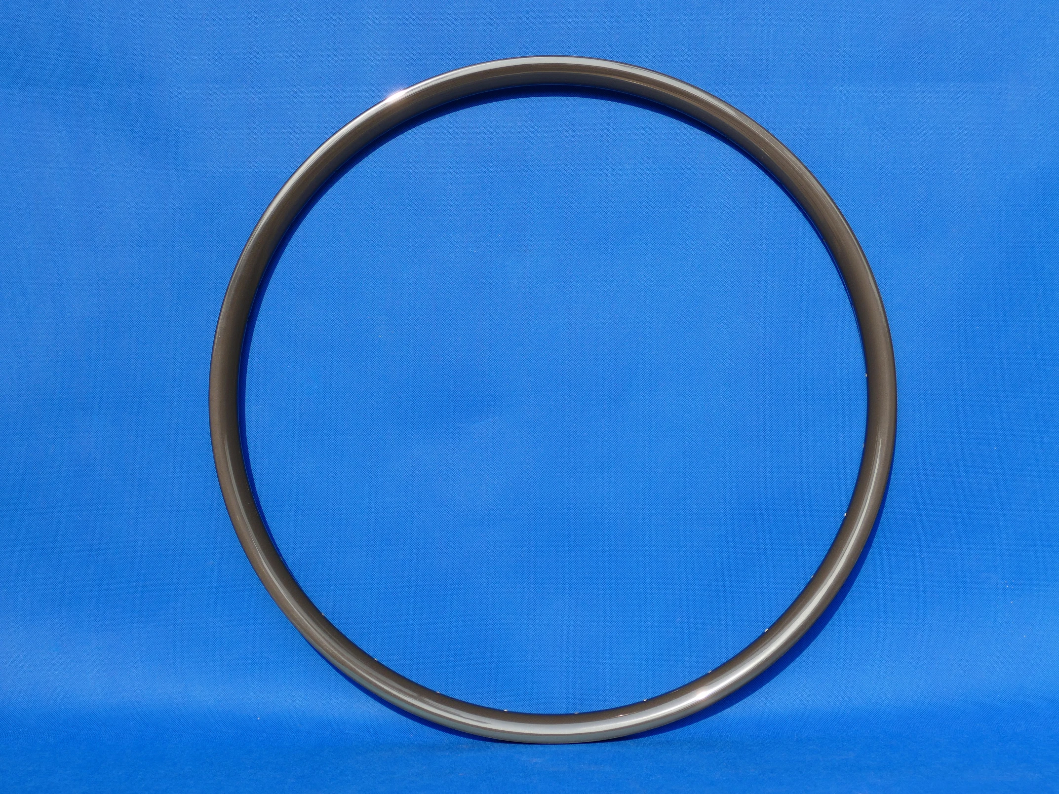 В комплект входит 1 пара ободов (передние и задние) полностью из углеродного